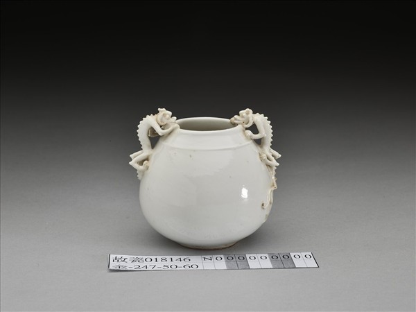 甜白釉雙龍耳瓷尊