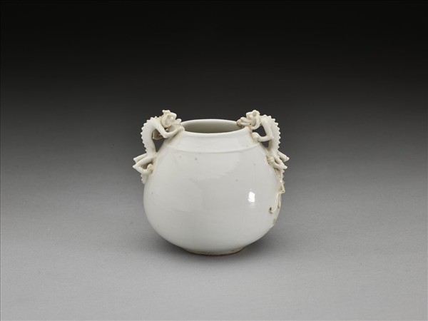 甜白釉雙龍耳瓷尊