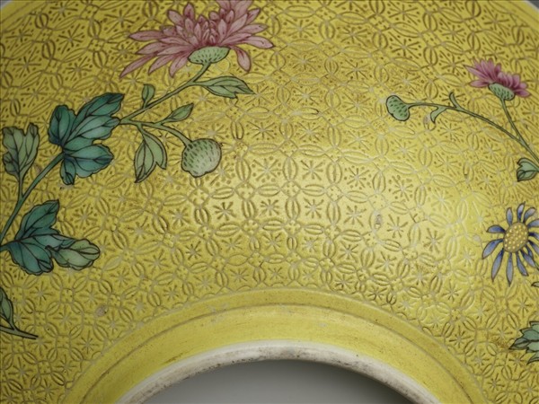 琺瑯彩黃地剔花菊花碗