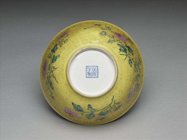 琺瑯彩黃地剔花菊花碗