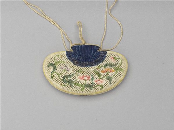 象牙雕花卉荷包