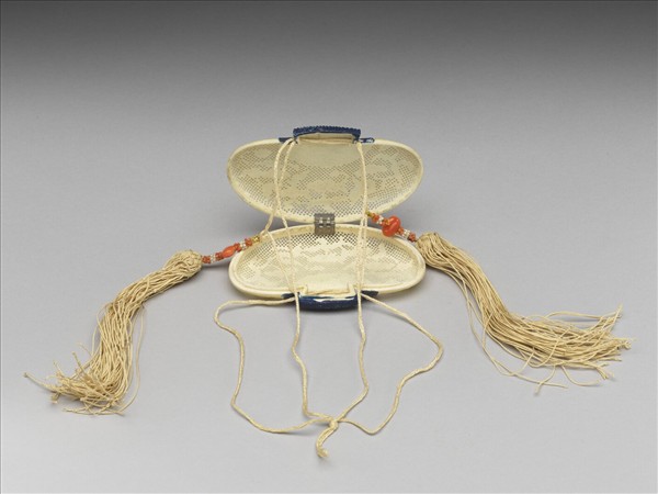 象牙雕花卉荷包