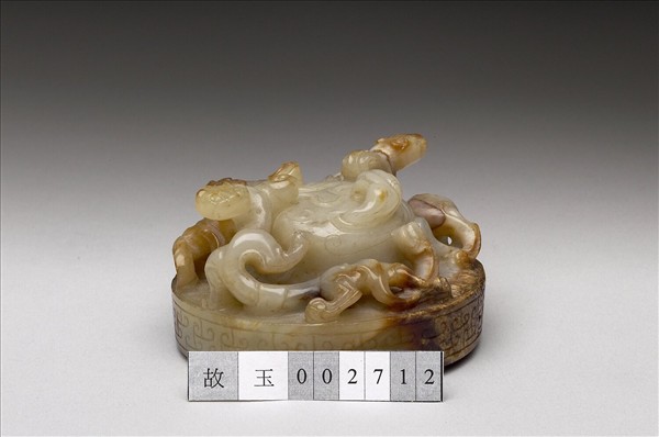 玉雲紋劍首