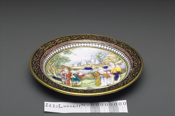 銅胎畫琺瑯西洋人物圖碟