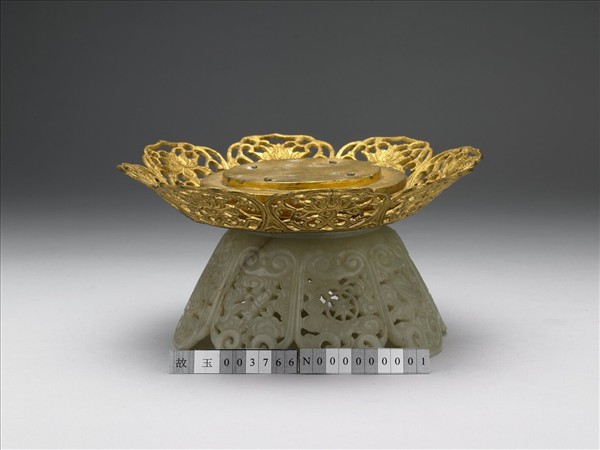 鏤空八寶番蓮紋銅玉托