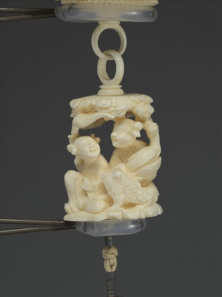 象牙雕鏤空人物套球