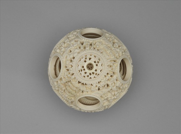 象牙雕鏤空人物套球