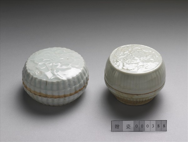 青白瓷植物紋印花盒（一對）