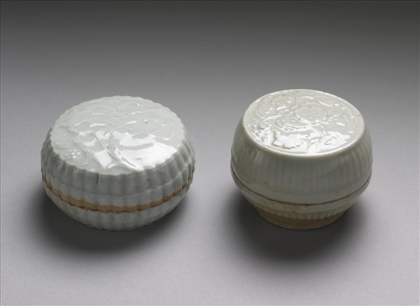 青白瓷植物紋印花盒（一對）