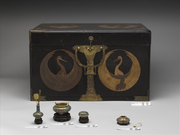 掐絲琺瑯番蓮紋盒