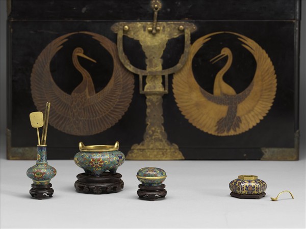 掐絲琺瑯番蓮紋盒