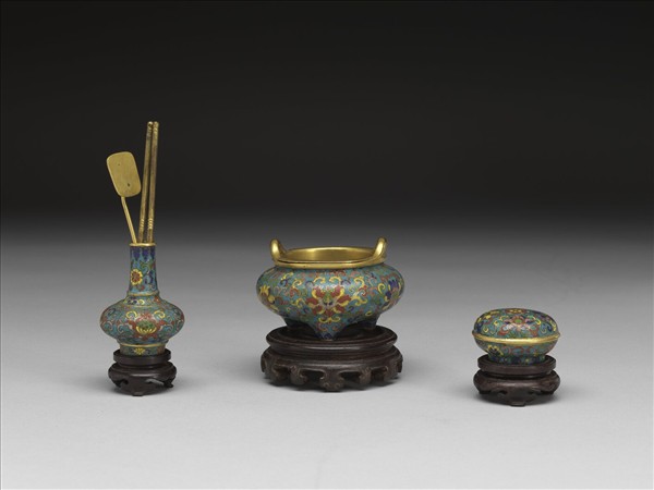 掐絲琺瑯番蓮紋盒