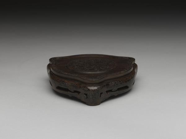 嵌金銀絲龍紋木座