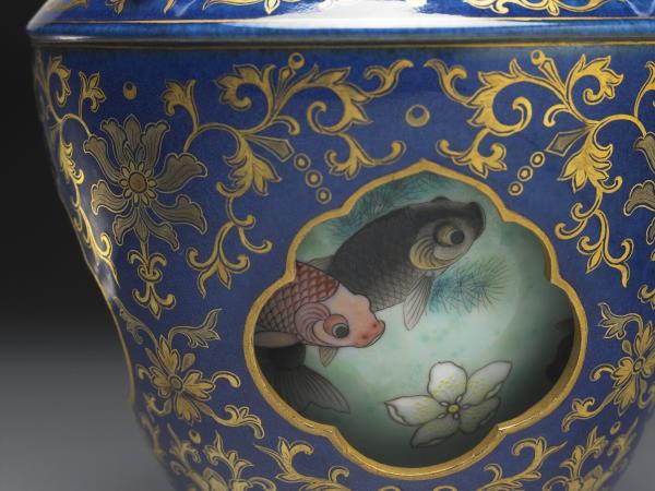 霽青描金游魚轉心瓶