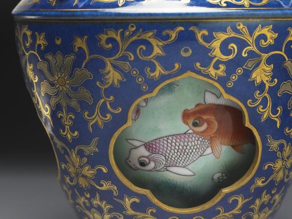 霽青描金游魚轉心瓶