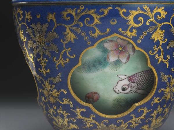 霽青描金游魚轉心瓶