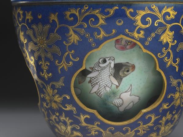 霽青描金游魚轉心瓶