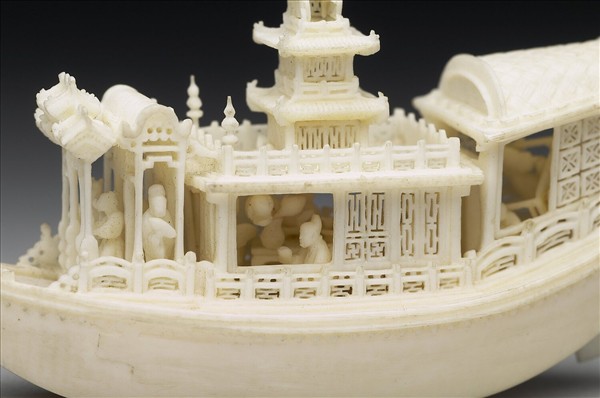 象牙雕人物小舟