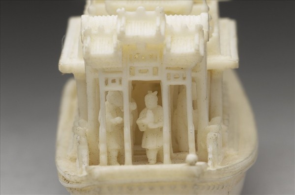 象牙雕人物小舟