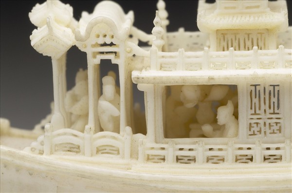 象牙雕人物小舟