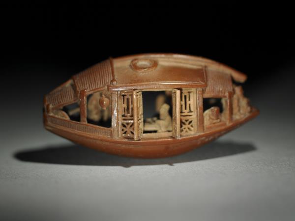 雕橄欖核舟（底刻「後赤壁賦」全文）