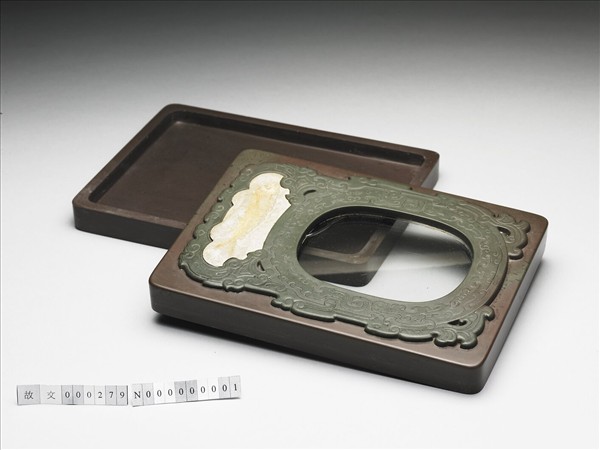 松花石嵌魚化石及玻璃夔龍紋硯盒