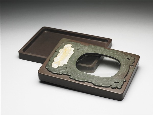 松花石嵌魚化石及玻璃夔龍紋硯盒