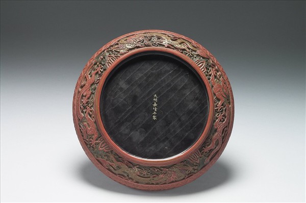 剔彩雲龍紋圓盒