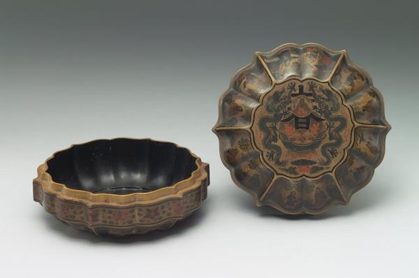 填漆春壽龍紋六瓣圓盤