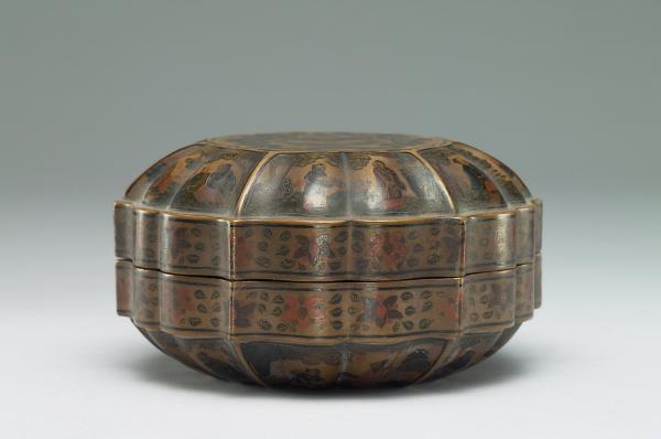 填漆春壽龍紋六瓣圓盤