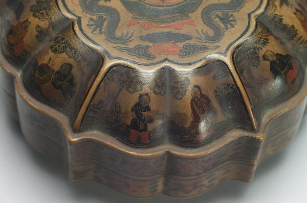 填漆春壽龍紋六瓣圓盤