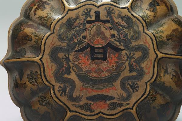 填漆春壽龍紋六瓣圓盤