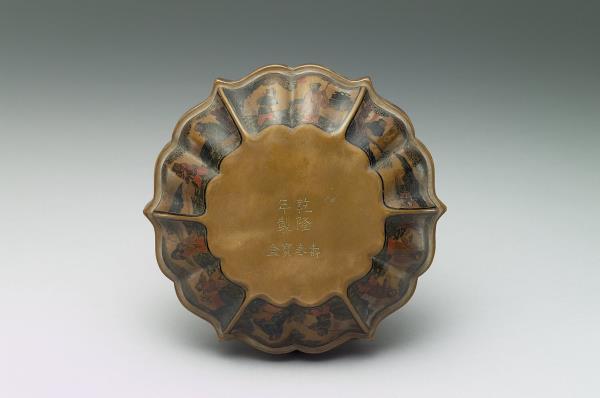 填漆春壽龍紋六瓣圓盤