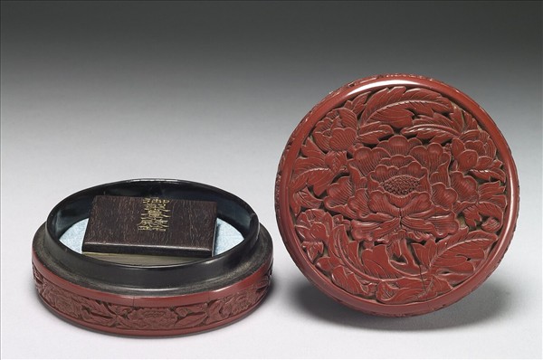 剔紅牡丹圓盒