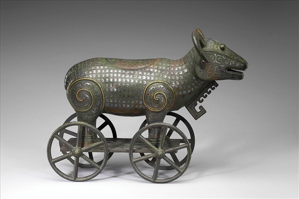 錯金銀帶輪羊尊