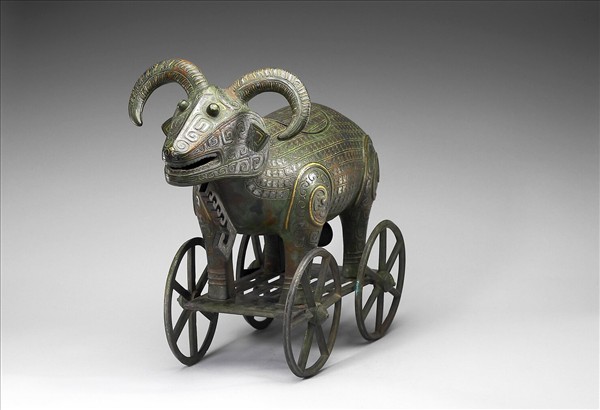 錯金銀帶輪羊尊