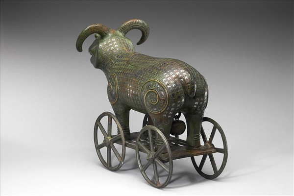 錯金銀帶輪羊尊