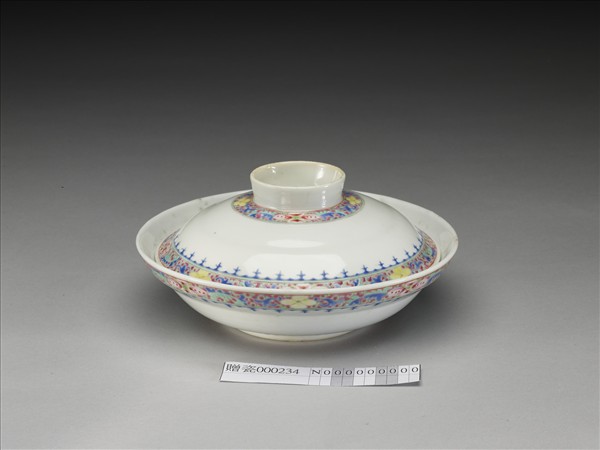 粉彩花卉紋蓋碗