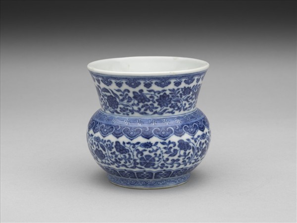置物　花器　壺 Container with floral decoration in underglaze blue - National