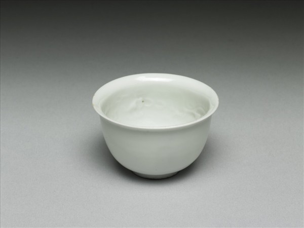 甜白釉龍紋酒杯