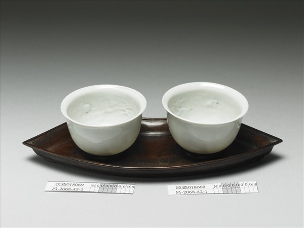 甜白釉龍紋酒杯