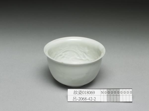 甜白釉龍紋酒杯