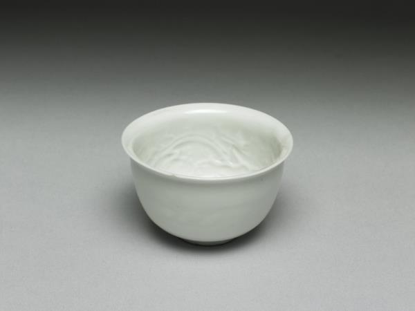 甜白釉龍紋酒杯