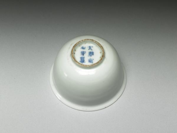 甜白釉龍紋酒杯