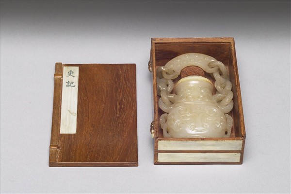 玉獸面紋活環提梁卣