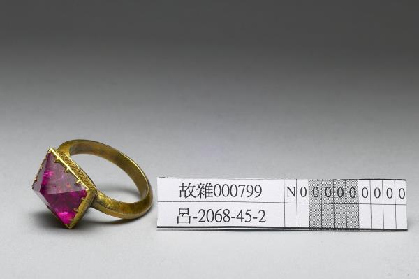 鍍金鑲紅寶石戒指