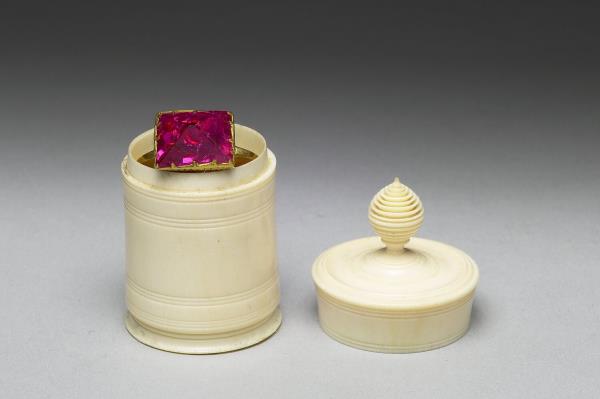 鍍金鑲紅寶石戒指