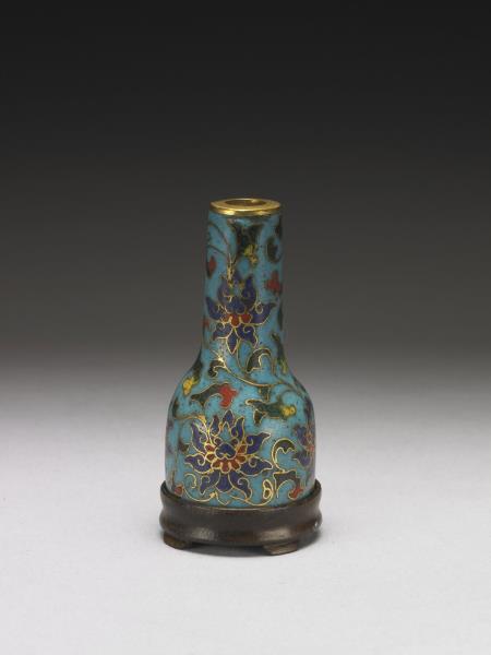 銅胎掐絲琺瑯轉枝番蓮瓶