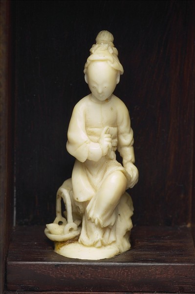 雕象牙魚籃大士像