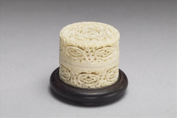 象牙鏤雕活紋連鏈圓盒